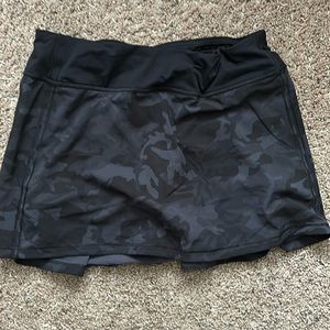 Women’s lululemon size 8 tall Camo skirt